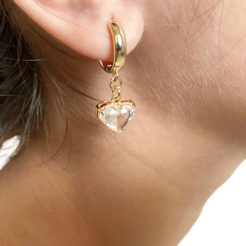 Aretes con dije de corazón de cristal