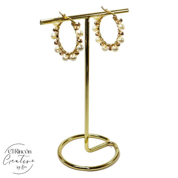 Arracadas bordadas con perlas y balines de chapa de oro