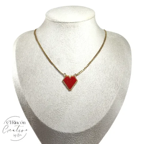 Collar con dije de corazón bordado con Delica Miyuki