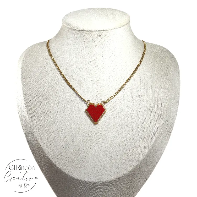 Collar con dije de corazón bordado con Delica Miyuki