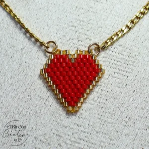 Collar con dije de corazón bordado con Delica Miyuki
