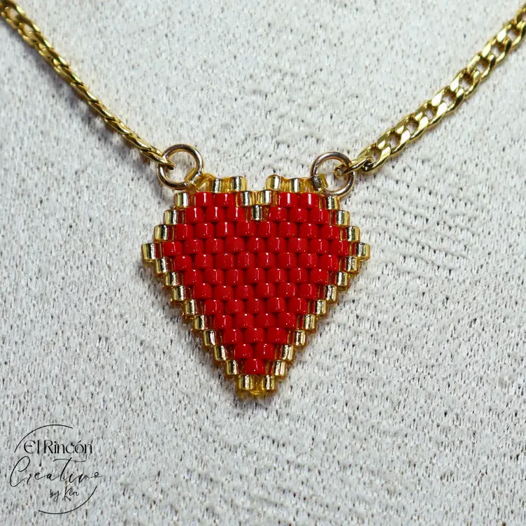Collar con dije de corazón bordado con Delica Miyuki