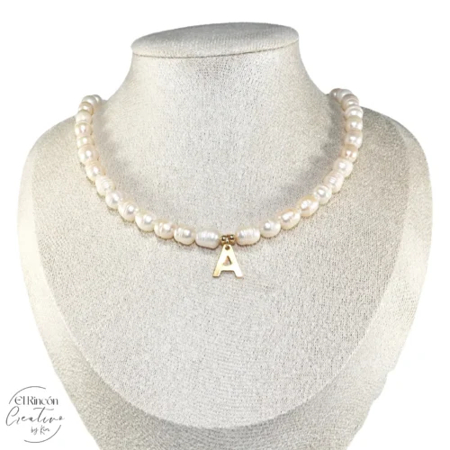 Collar de perlas de río con dije de letra