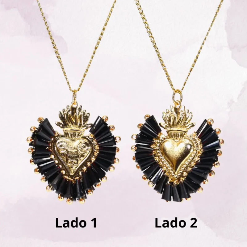 Collar con dije del Sagrado Corazón bordado con cristales