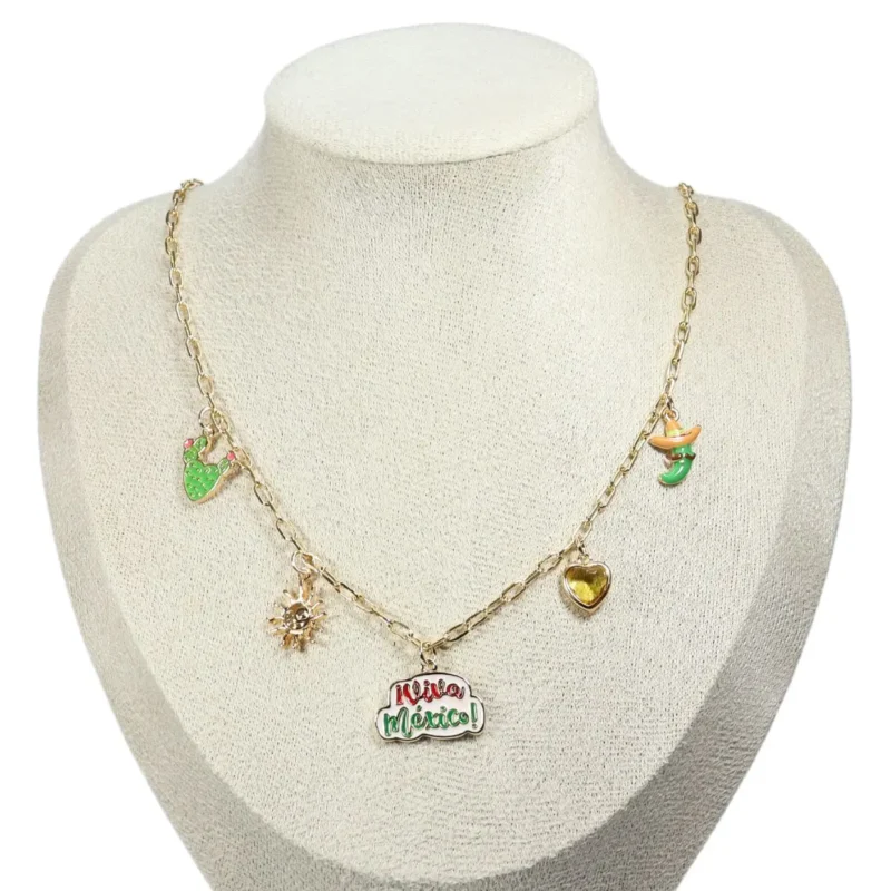 Collar con dijes patrios