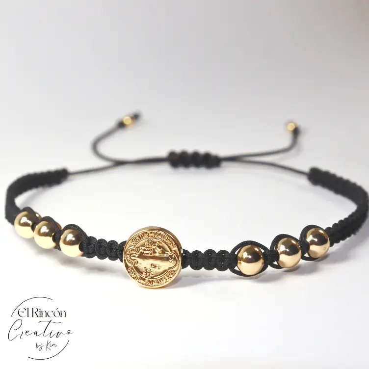 Pulsera tejida con dije de San Benito