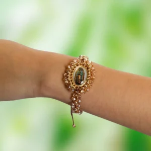 Pulsera tejida con figura de la Virgen de Guadalupe