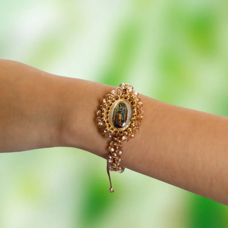 Pulsera tejida con figura de la Virgen de Guadalupe