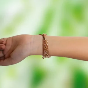 Pulsera tejida con figura de la Virgen de Guadalupe