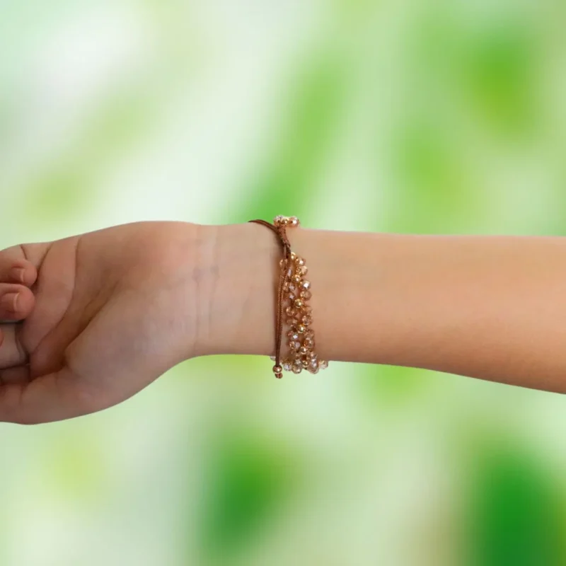 Pulsera tejida con figura de la Virgen de Guadalupe