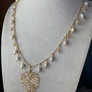 Collar con dije de hoja