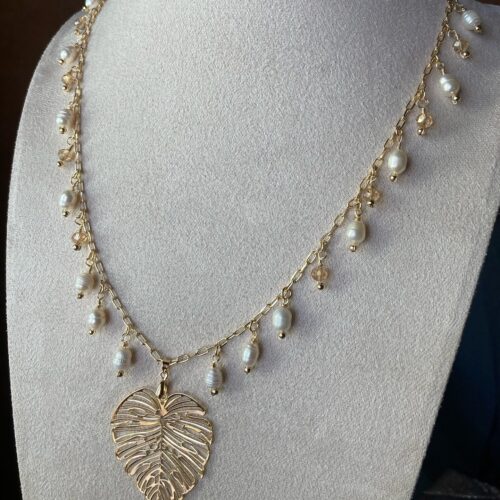 Collar con dije de hoja
