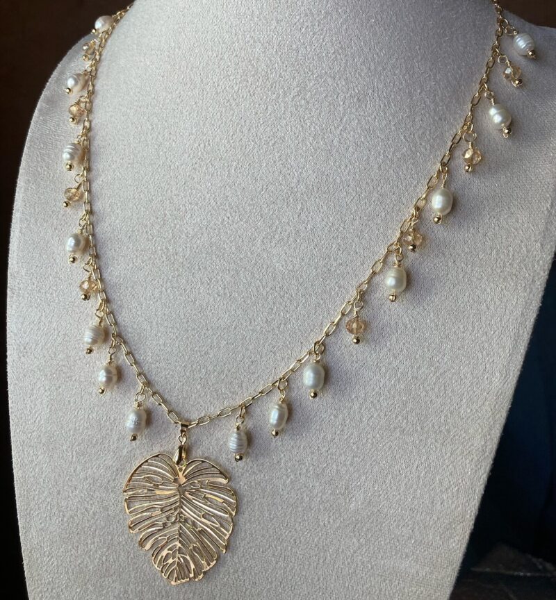 Collar con dije de hoja