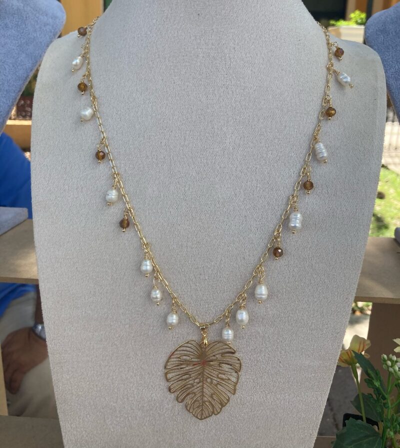 Collar con dije de hoja
